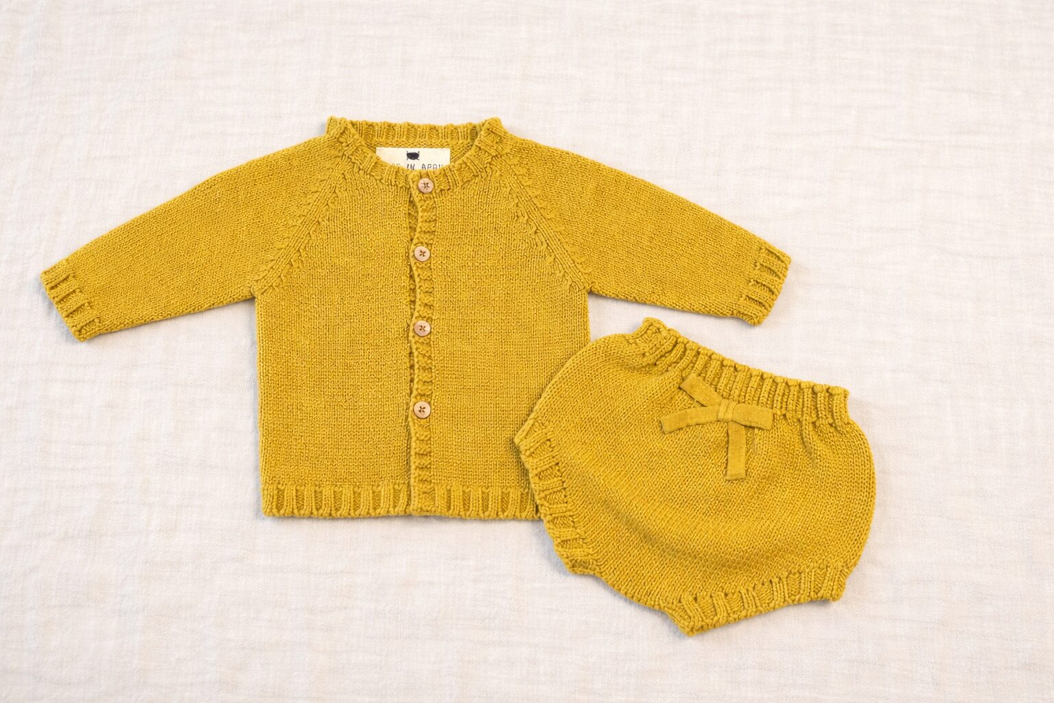 お祝いギフトセット<br>ベビーセットアップ& 靴下 - 画像 (2)