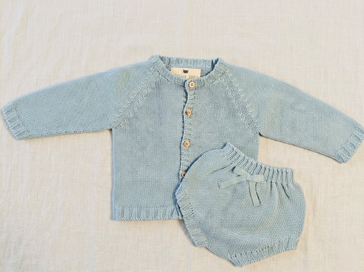 お祝いギフトセット<br>ベビーセットアップ& 靴下 - 画像 (4)