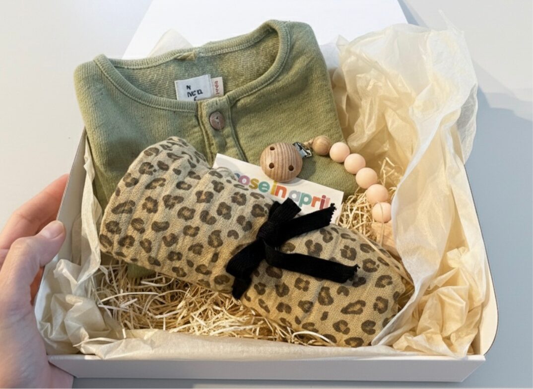 お祝いギフトセット <br>ベビーブランケット ＆ ロンパース - 画像 (9)